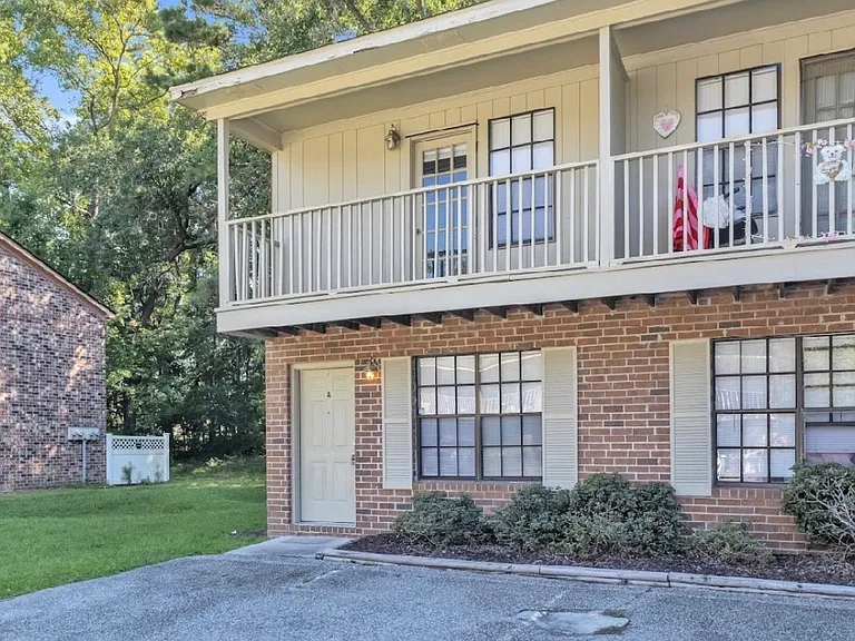 102 Kimeran Ln #B — Photo 1