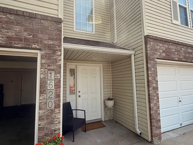 1620 NW Garrett Dr — Photo 1