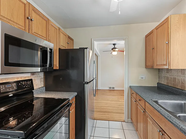1663 Poplar St — Photo 10