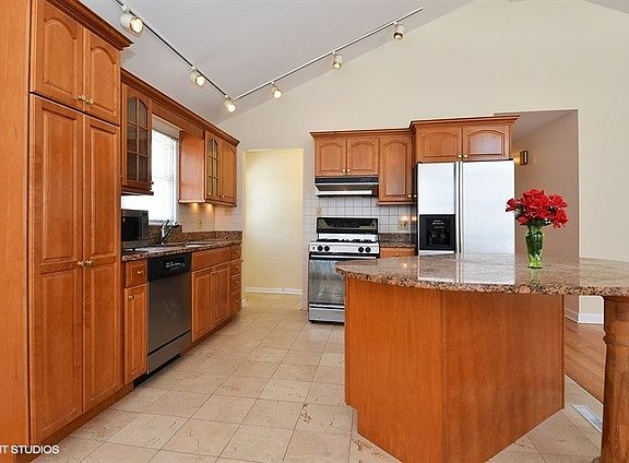 3rd image of 5711 S Park Ave