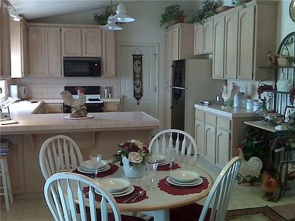 The kitchen & dinning room are perfect for entertaining