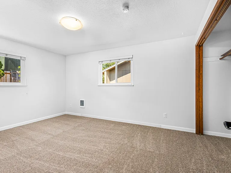 518 NE Dallas Dr — Photo 15