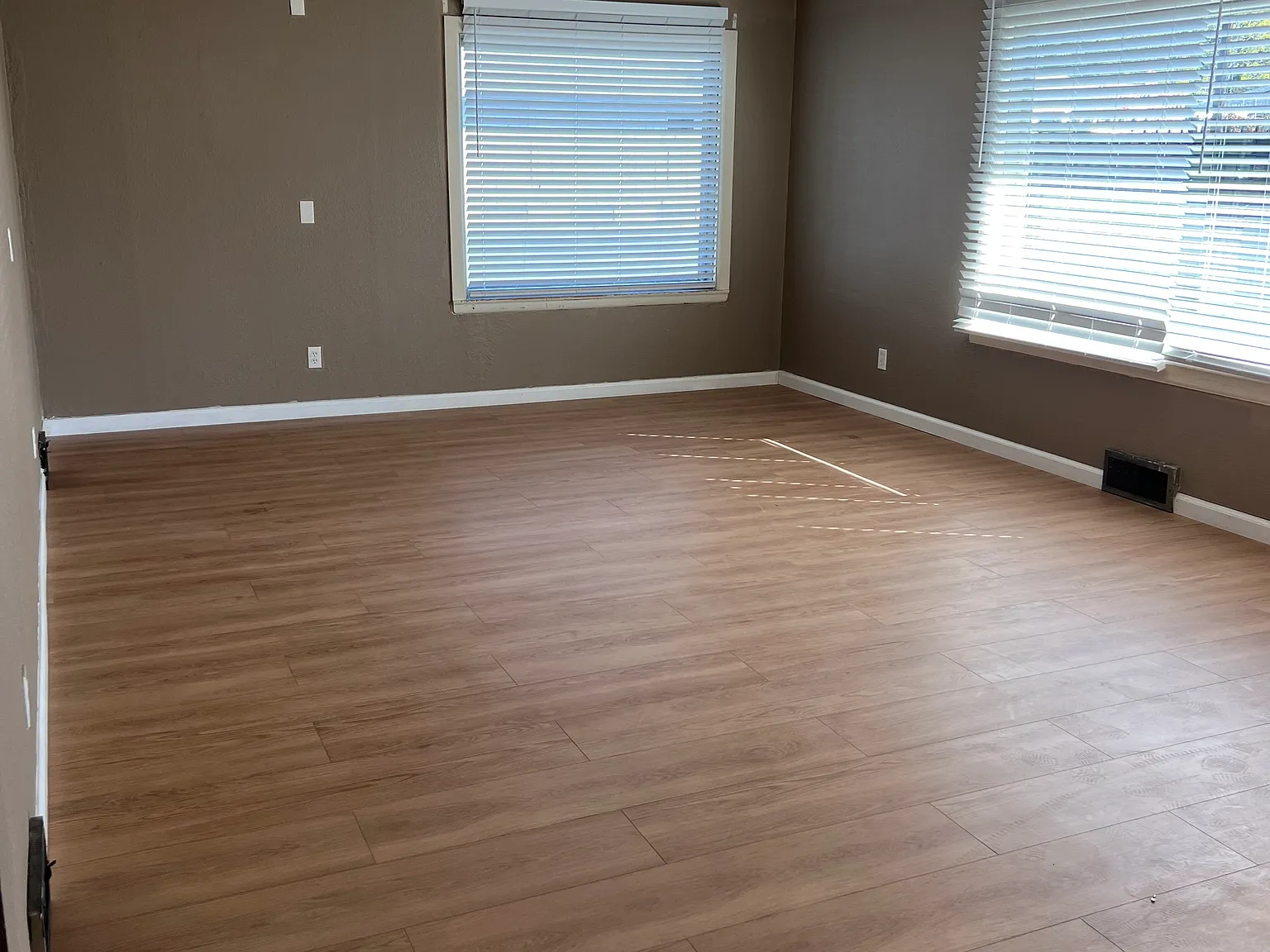 2 bed, 1000 sqft, $1,300 — Photo 2