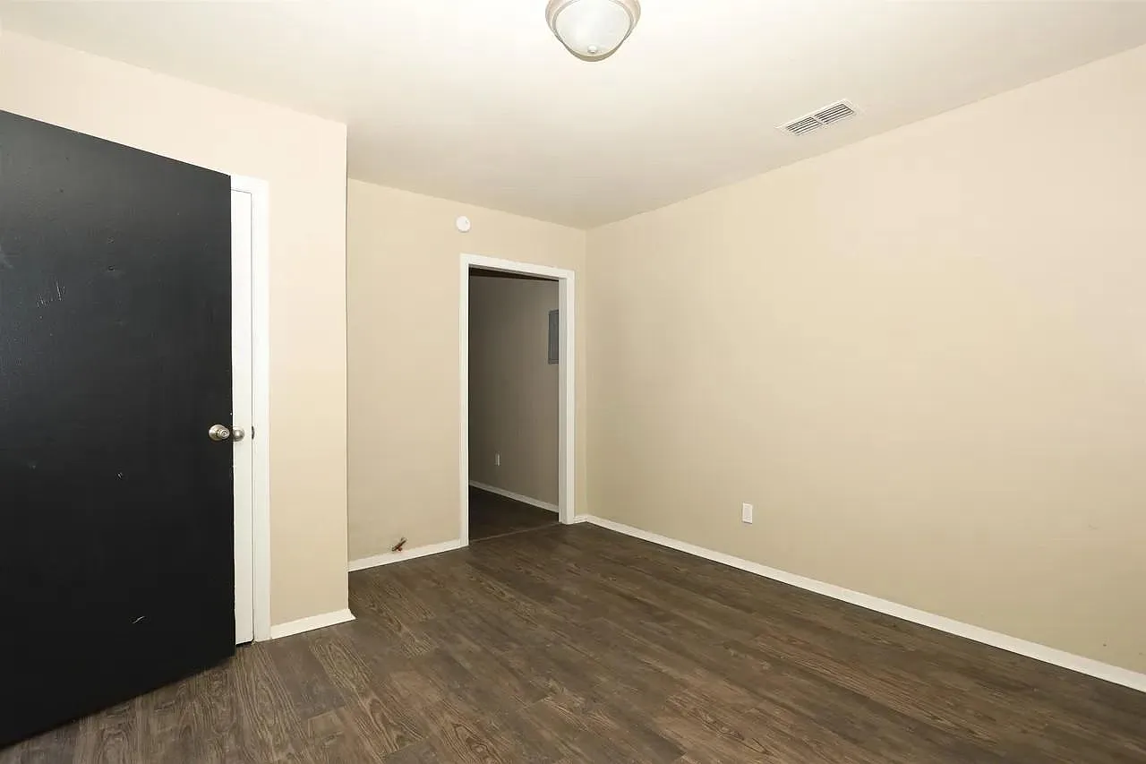 3268 Powell Ave - Powell Ave. Duplex — Photo 3