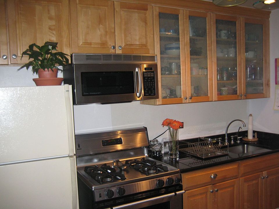 Kitchen w/granite countertops