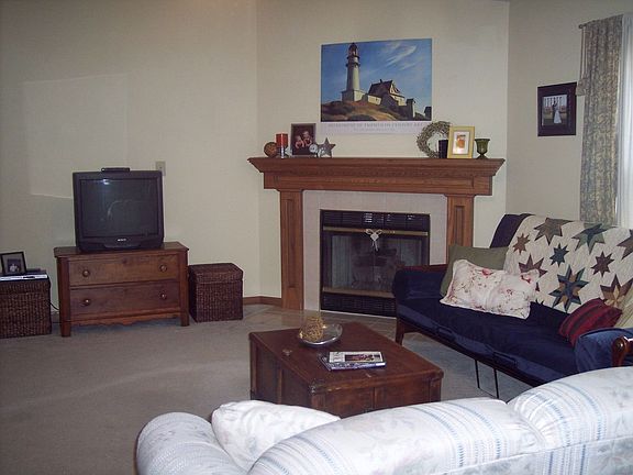 living room w/fireplace