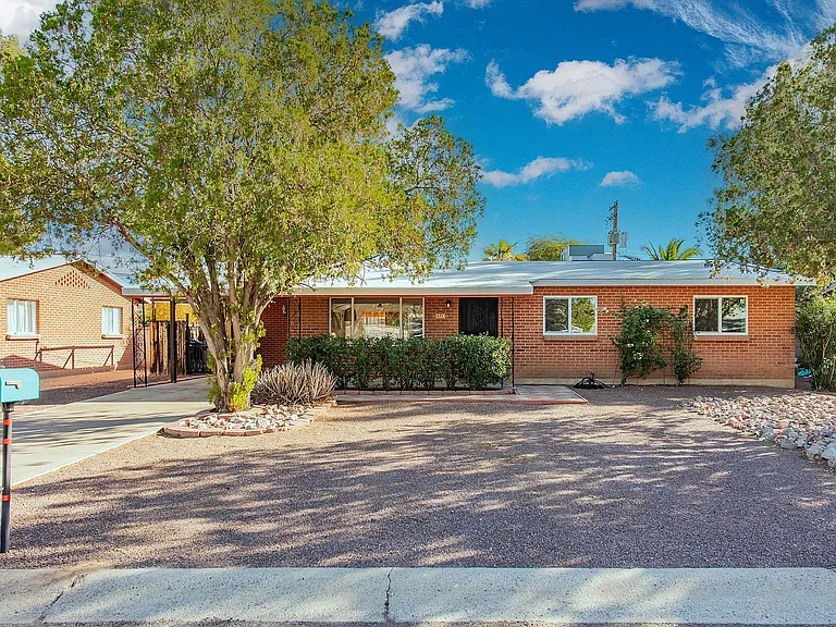 3526 N Santa Rita Ave — Photo 2