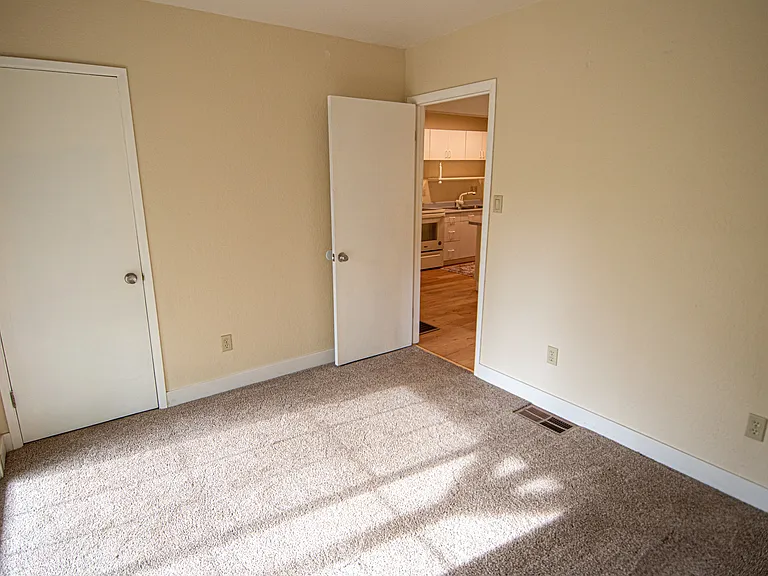 Oriole Way — Photo 18