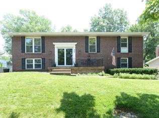 900 Parkfield Ter, Ballwin, MO 63021