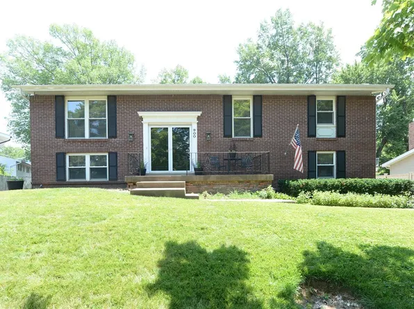 900 Parkfield Ter, Ballwin, MO 63021