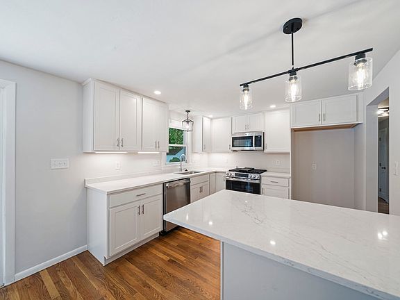 3rd image of 36 Vine St
