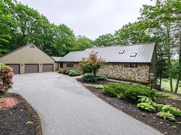 15 Inverness Road, Falmouth, ME 04105