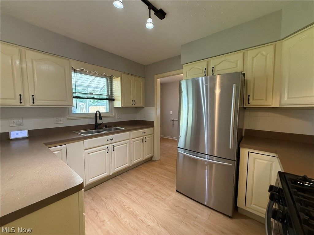 7682 Pinehurst Dr, Mentor, OH - View 2