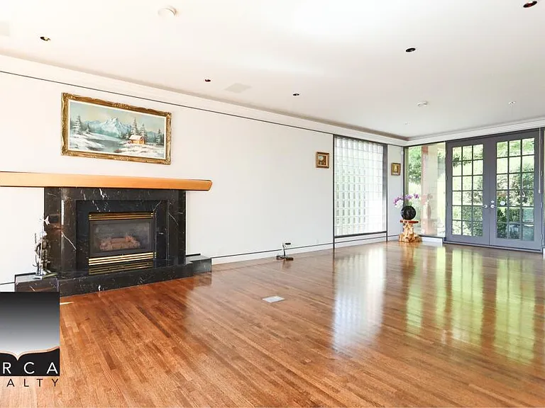 687 Beachview Dr — Photo 2