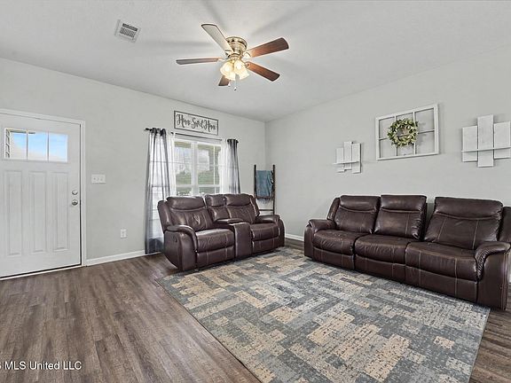 3rd image of 119 Water Oak Dr