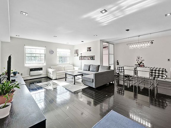 4th image of 208-04 Estates Dr #123U