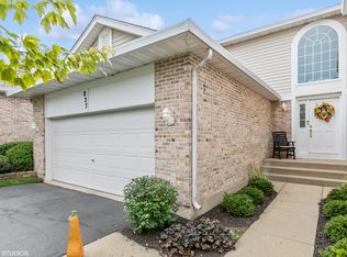 827 Harper Ct, Cary, IL