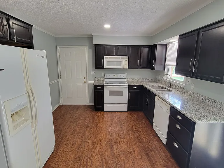 2128 Wildwood Rd — Photo 4