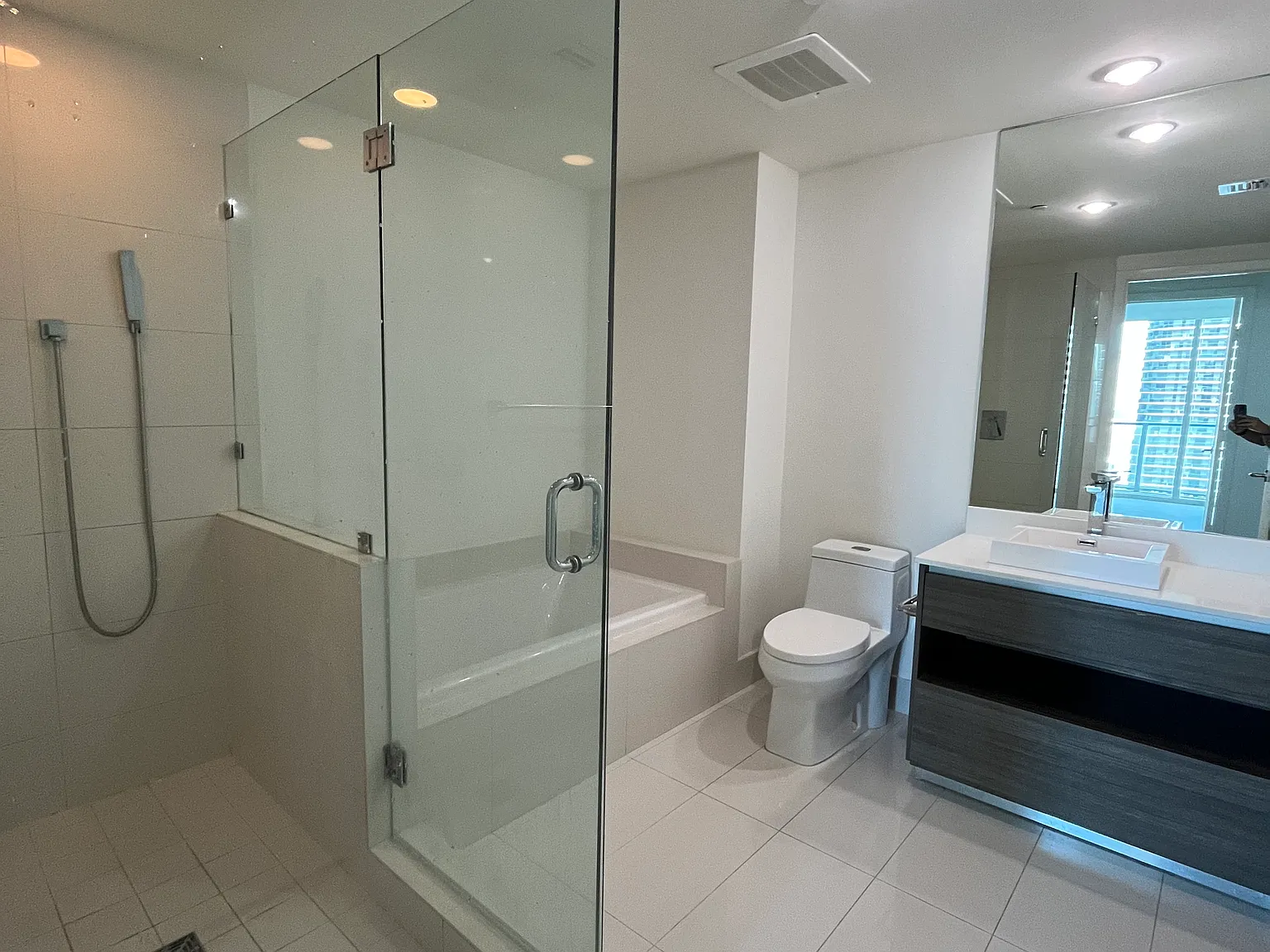 2 bed, 921 sqft, $3,700 — Photo 2