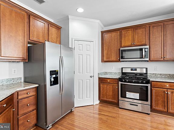 5th image of 8572 Wyngate Manor Ct