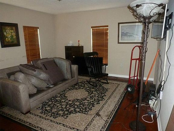 3rd image of 7011 S De Soto St