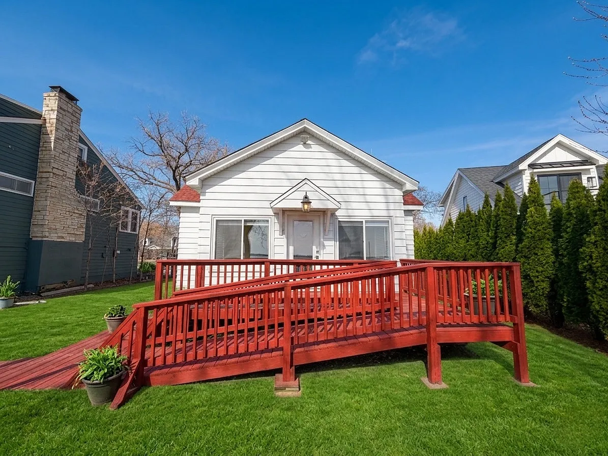 Building Photo - 3877 Shoreline Dr
