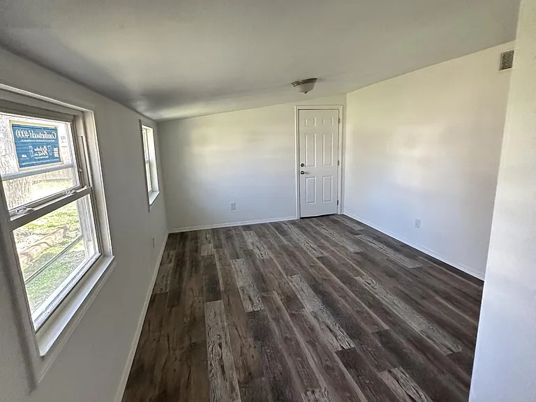 516 E George St — Photo 5