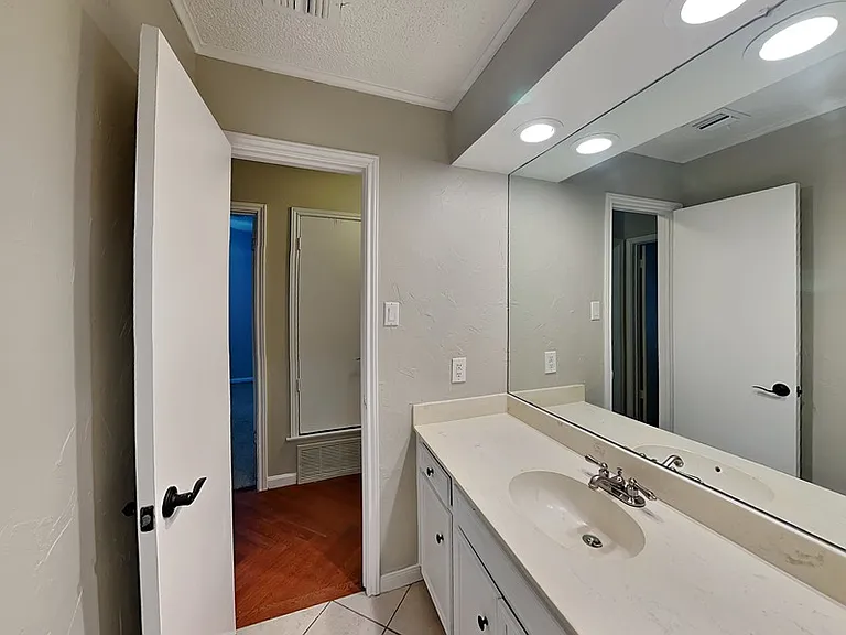 7709 Silveridge Dr — Photo 15