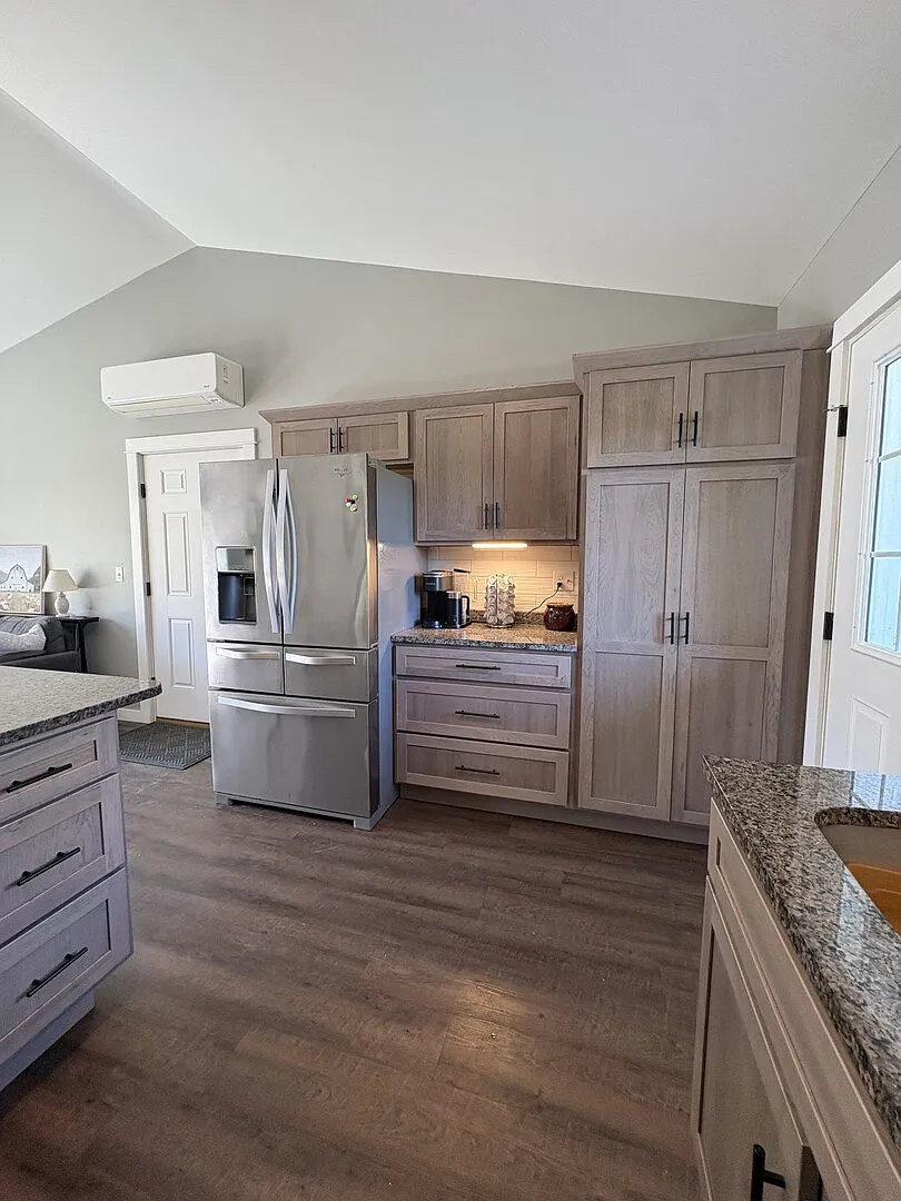 Duplex apartment with attached heated private garage — Photo 4