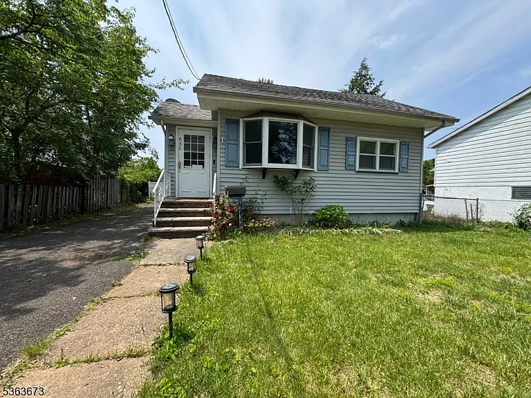 636 Linden Ave — Photo 2
