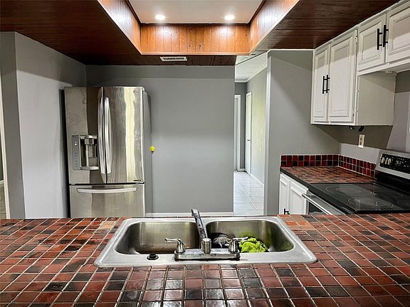 5th image of 2921 NW 44th Avenue