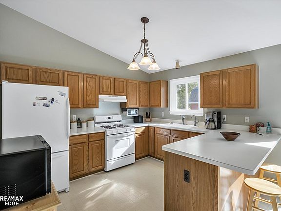 5th image of 1475 Newcastle Dr