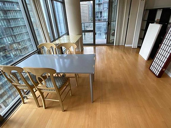 5th image of 38 Grenville St #1302