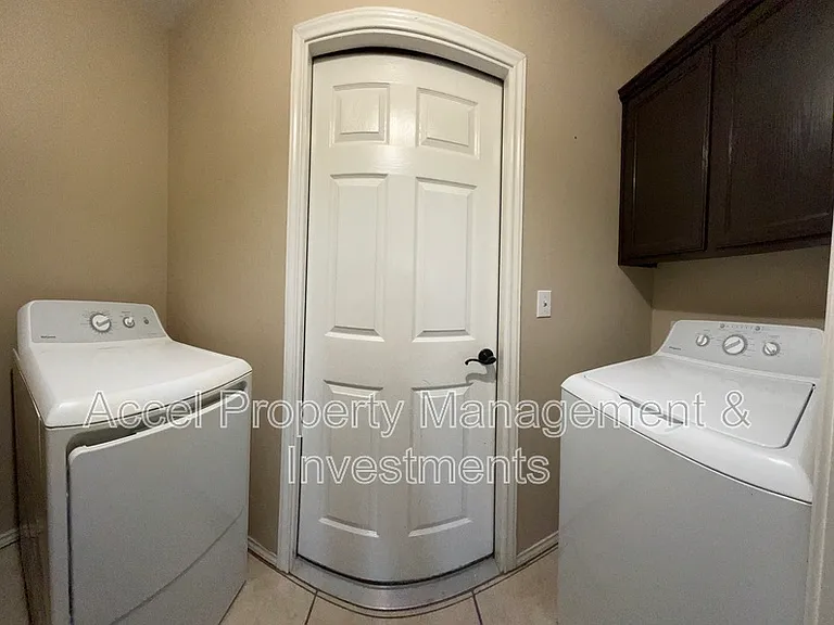 312 Kika De La Garza St — Photo 18