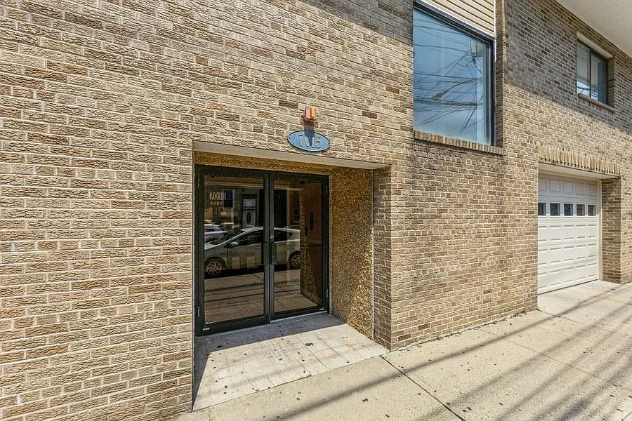 3 bed, 1.5 bath, 1058 sqft, $3,000 — Photo 1