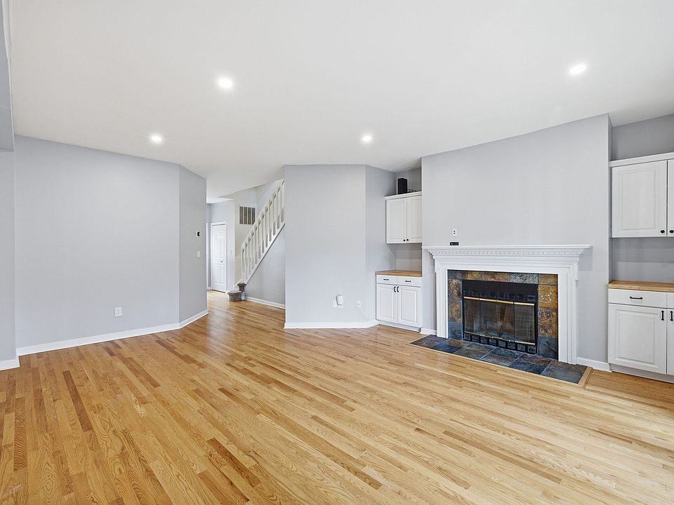 1st image of 132 Hope St #B