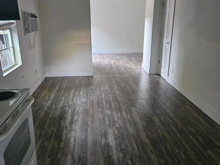 735 W 10th St #C — Photo 3
