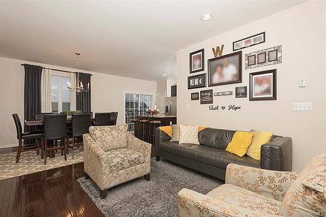 1st image of 921 Hawthorn Way