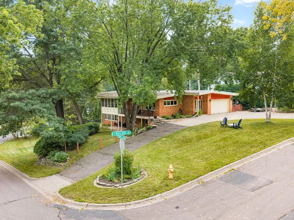 2212 Mary Hills Dr, Golden Valley, MN 55422