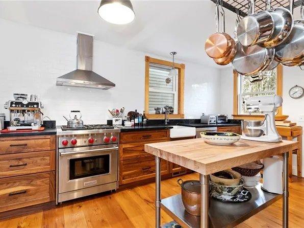 4 Gillies Ct, Newport, RI 02840