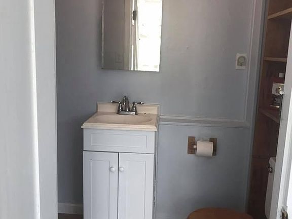 4th image of 49 N Chestnut St