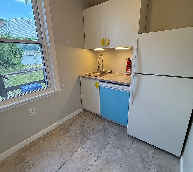 1st image of 2221 Hawthorne Ave #2