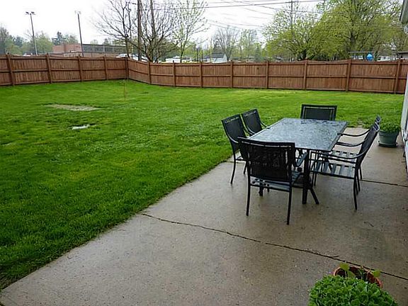 4th image of 806 E Hillcrest Dr