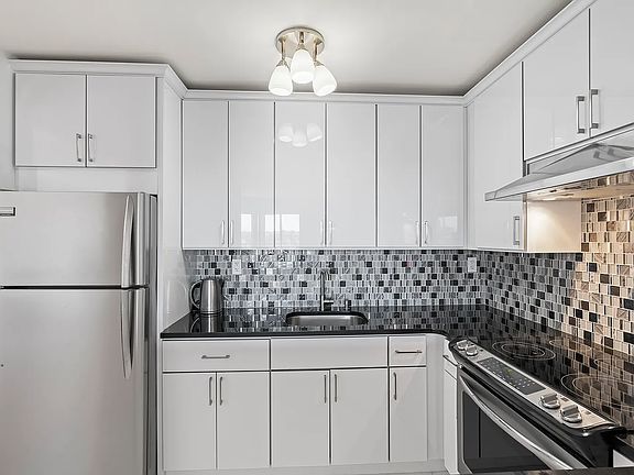 5th image of 25-40 Shore Blvd #17J