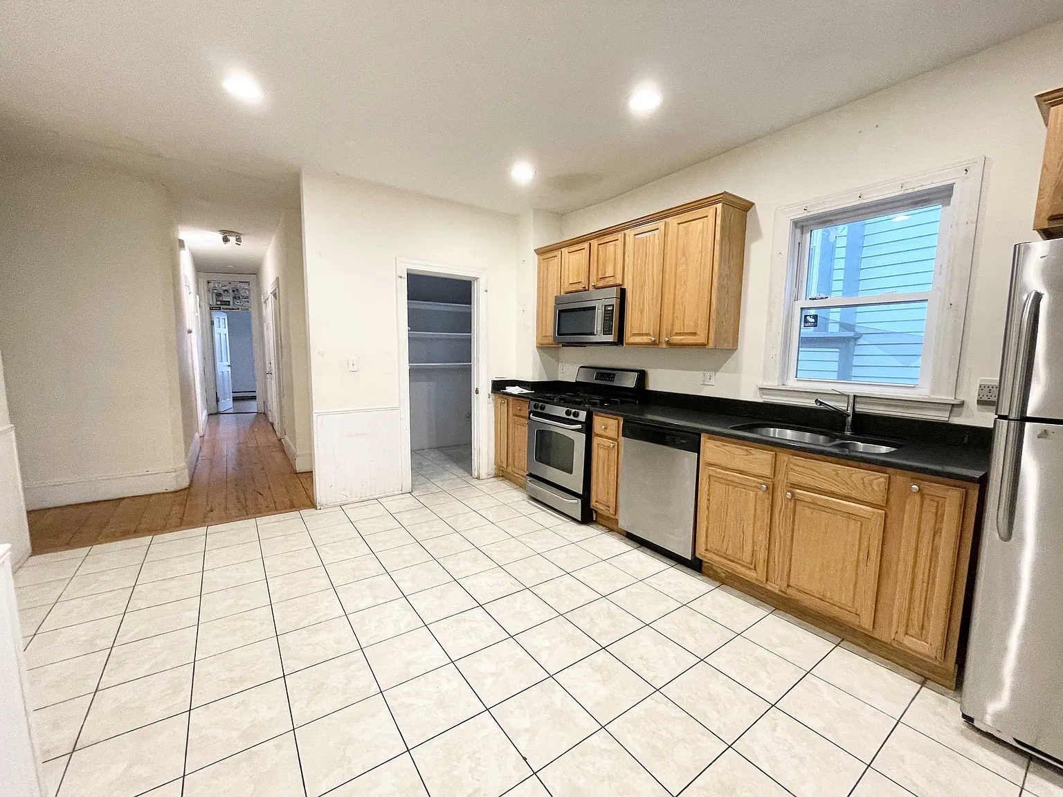 5 bed, $5,200 — Photo 2