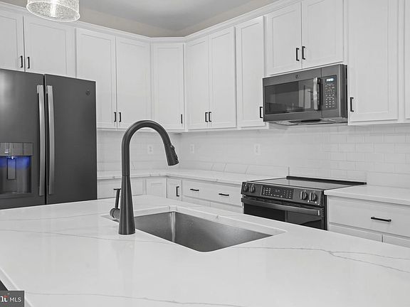5th image of 9415 Fendall Ln