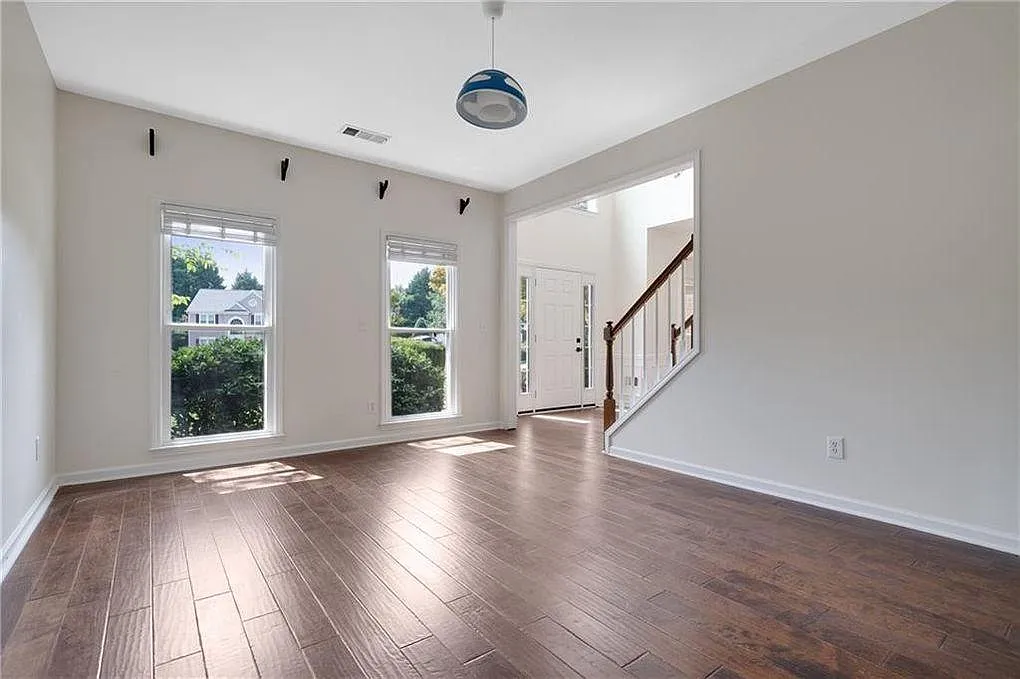 4 bed, 2660 sqft, $3,200 — Photo 3