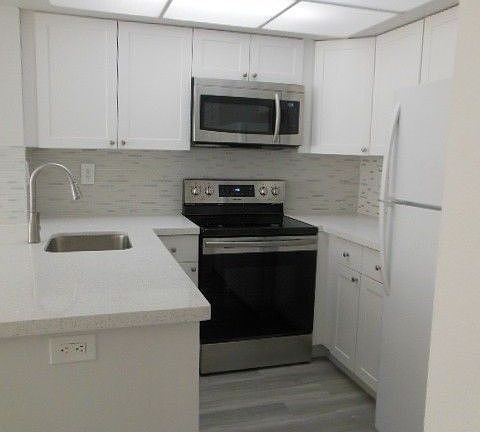 4th image of 718 Executive Center Dr APT 13
