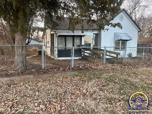 1st image of 825 NE Strait Ave