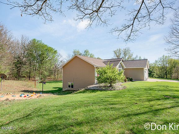 5th image of 9750 Vandyke Dr NE